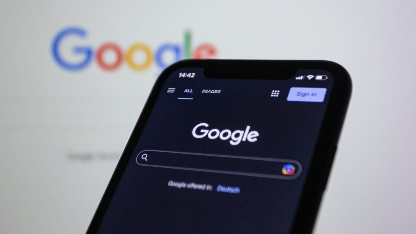 SearchMarket разбирает: Google leads AI discovery as ChatGPT dominates LLM referrals